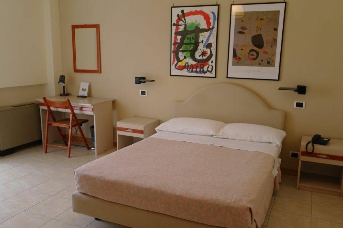 Hotel Armando' S Сулмона Екстериор снимка