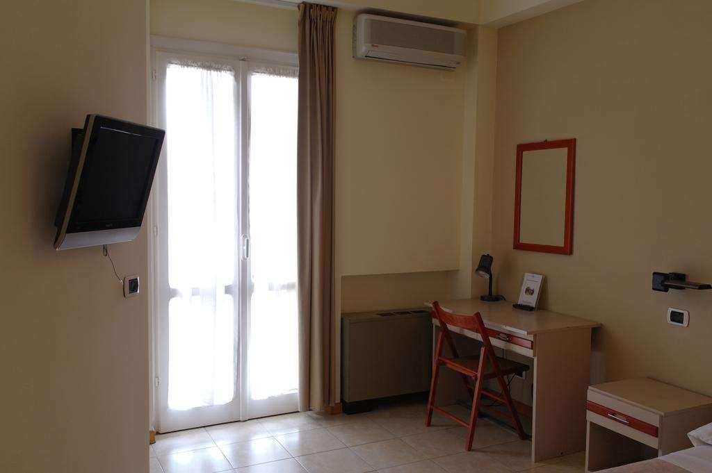 Hotel Armando' S Сулмона Стая снимка