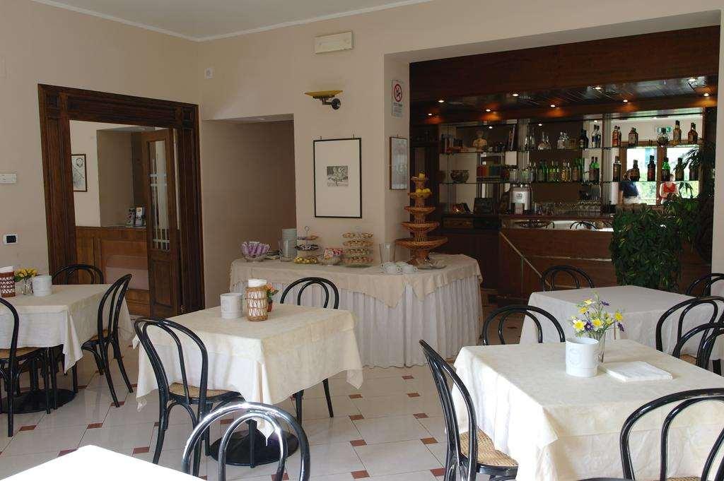 Hotel Armando' S Сулмона Ресторант снимка