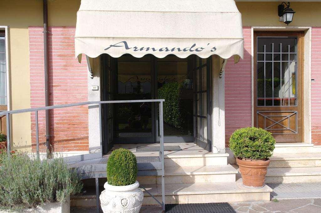 Hotel Armando' S Сулмона Екстериор снимка