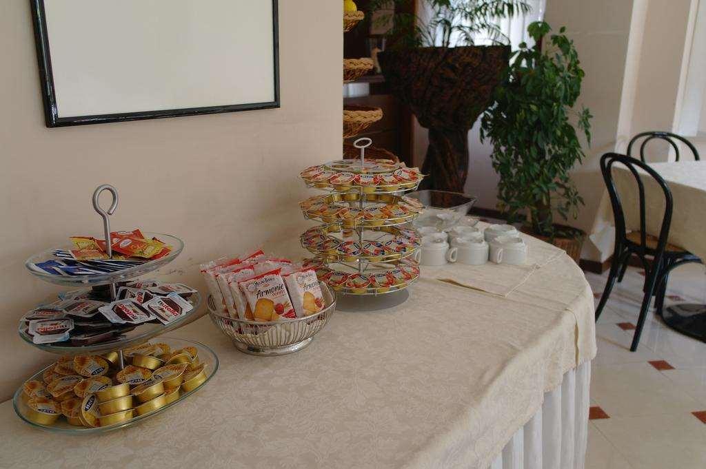 Hotel Armando' S Сулмона Ресторант снимка